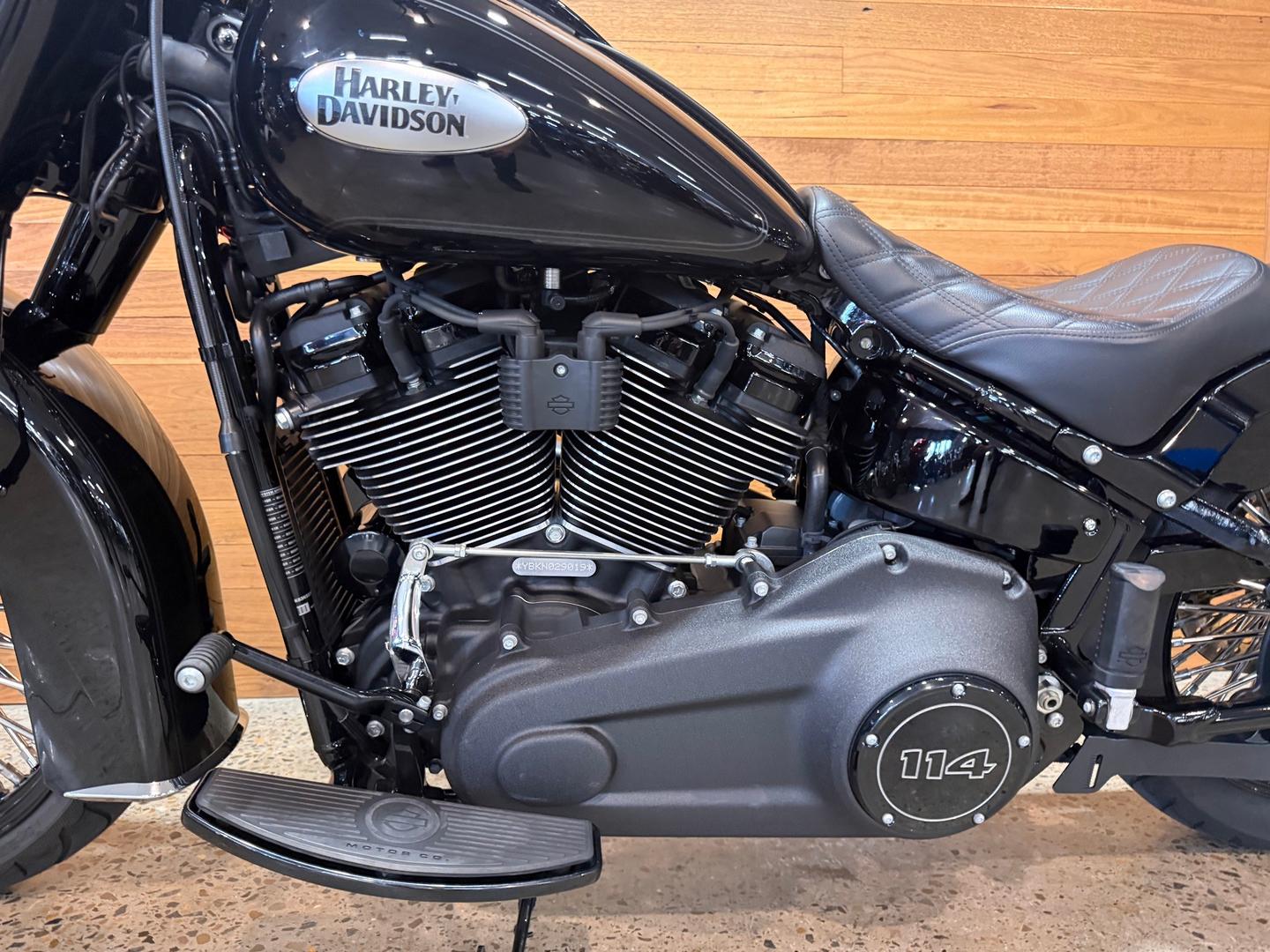2022 HARLEY-DAVIDSON FLHCS HERITAGE CLASSIC 114 CRUISER