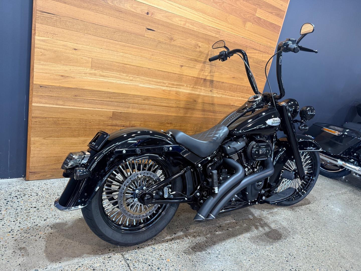 2022 HARLEY-DAVIDSON FLHCS HERITAGE CLASSIC 114 CRUISER