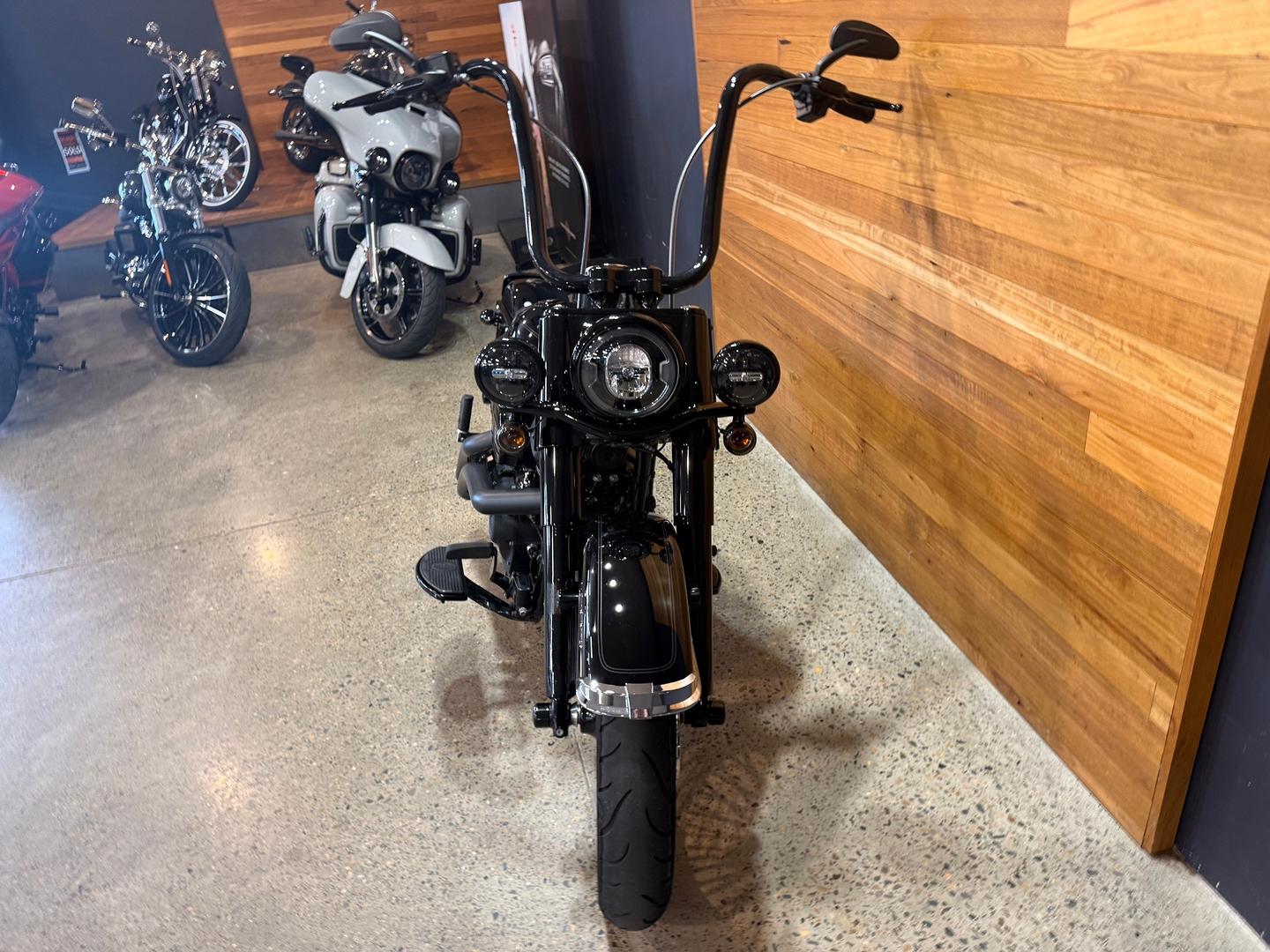 2022 HARLEY-DAVIDSON FLHCS HERITAGE CLASSIC 114 CRUISER