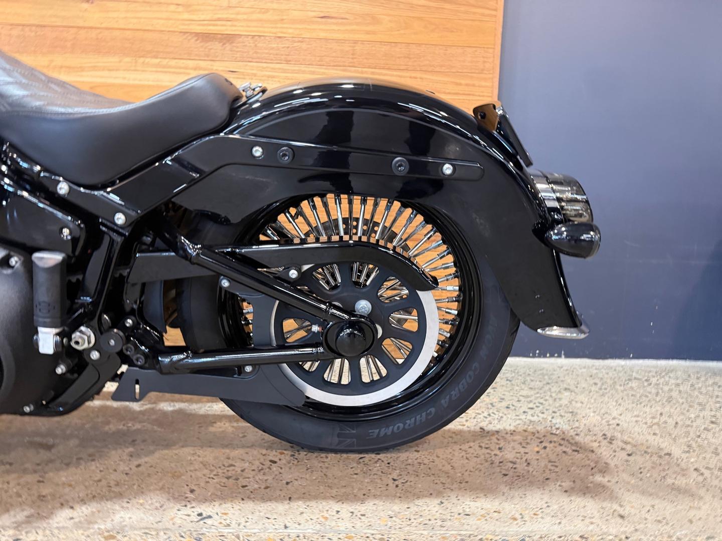 2022 HARLEY-DAVIDSON FLHCS HERITAGE CLASSIC 114 CRUISER