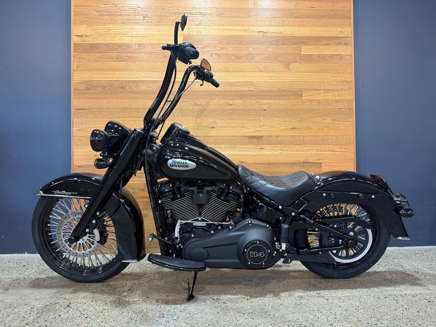 2022 HARLEY-DAVIDSON FLHCS HERITAGE CLASSIC 114 CRUISER