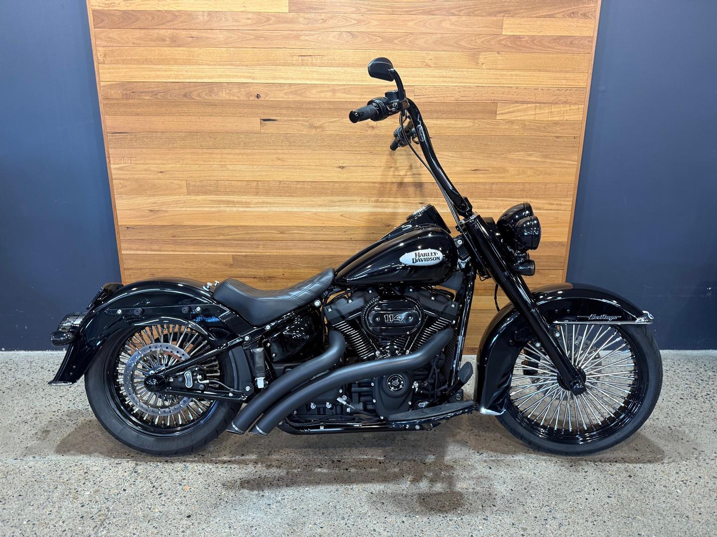 2022 HARLEY-DAVIDSON FLHCS HERITAGE CLASSIC 114 CRUISER