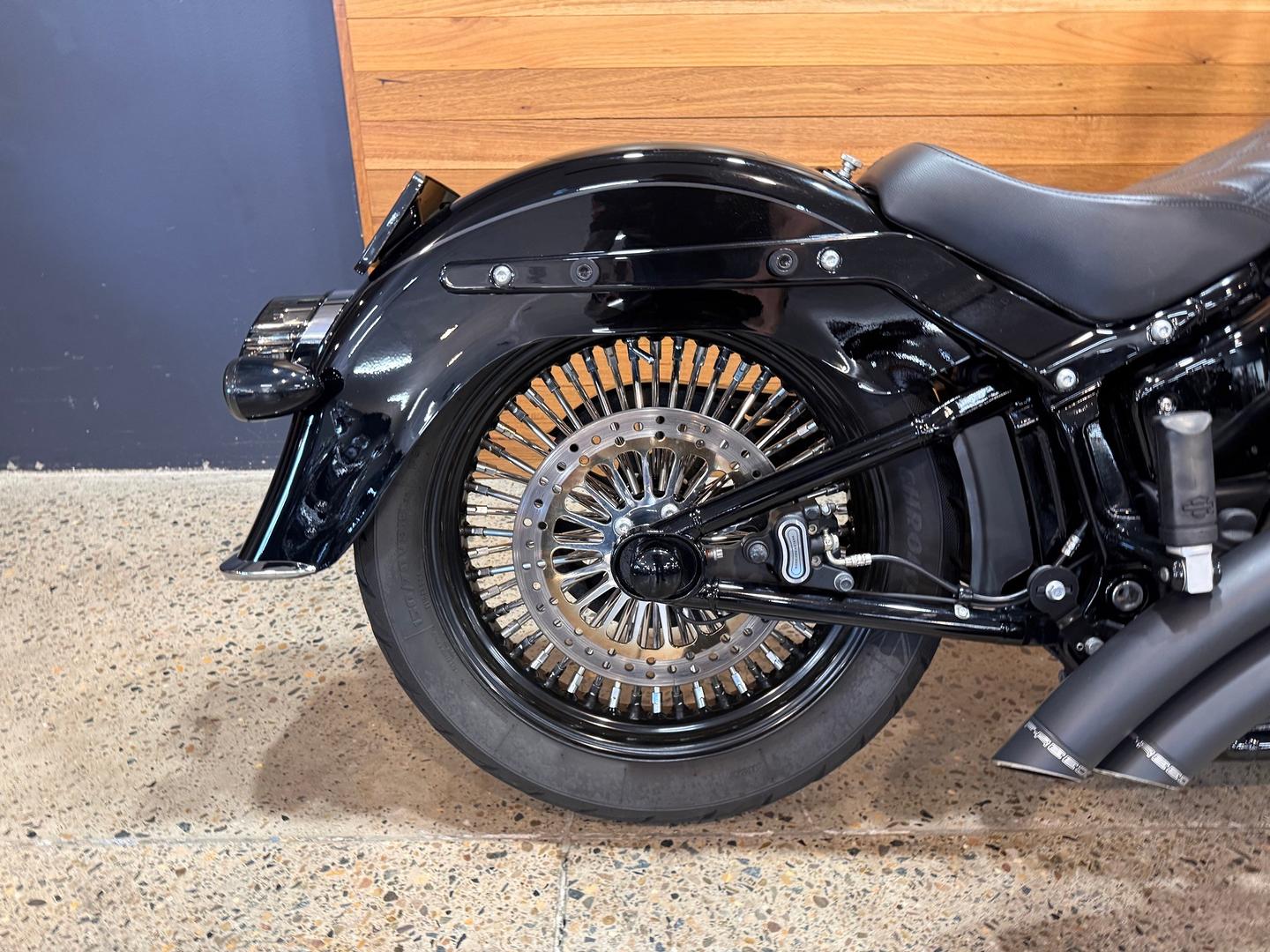 2022 HARLEY-DAVIDSON FLHCS HERITAGE CLASSIC 114 CRUISER