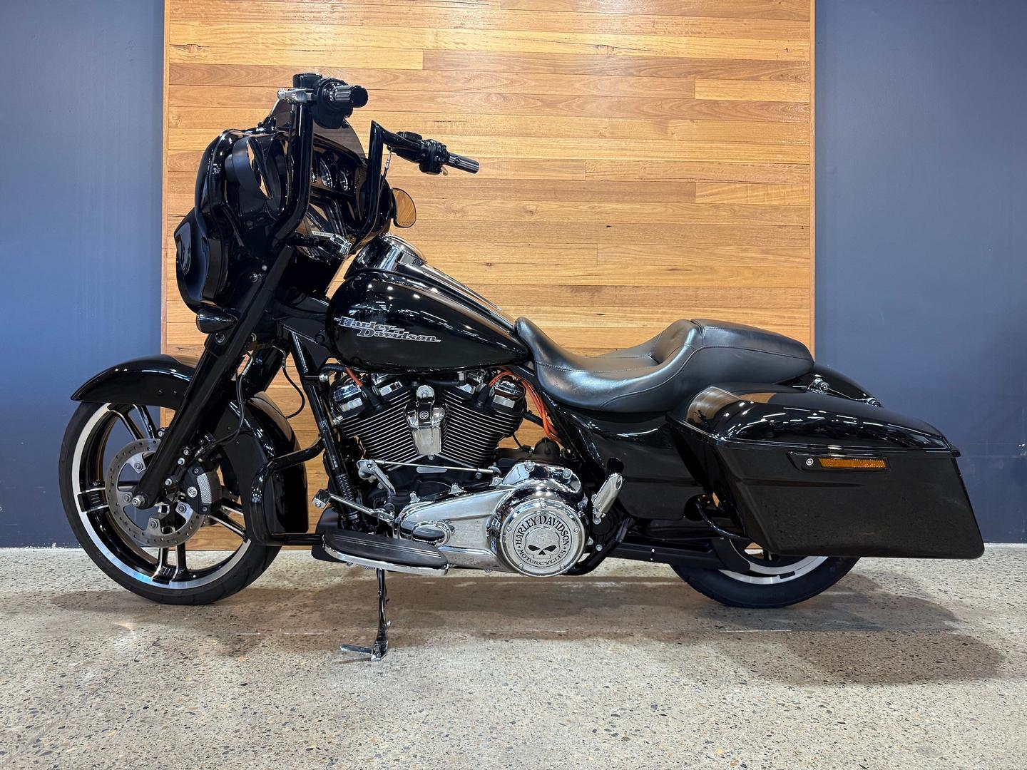 2017 HARLEY-DAVIDSON FLHXS STREET GLIDE SPECIAL CRUISER