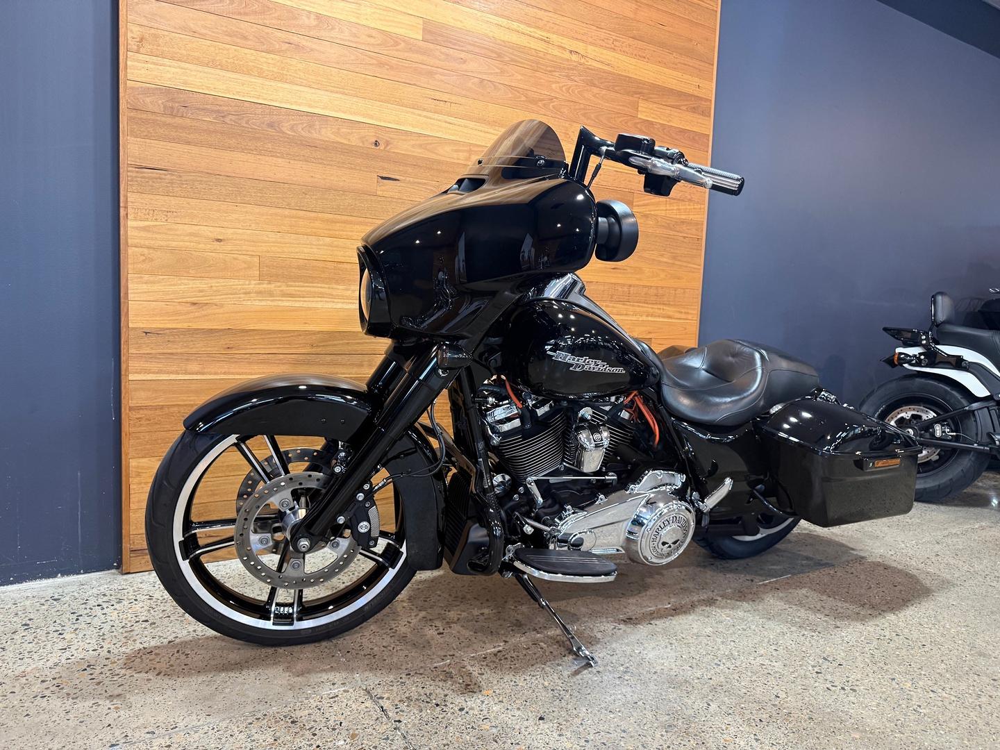 2017 HARLEY-DAVIDSON FLHXS STREET GLIDE SPECIAL CRUISER