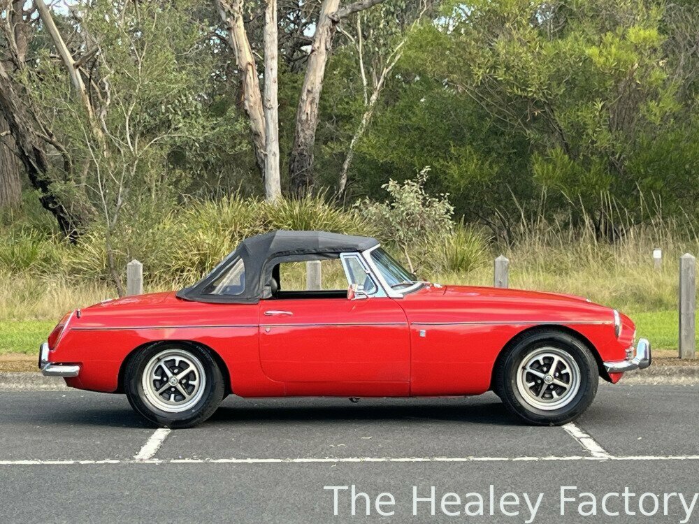 1971 MG MGB MK II 4 SP MAN + OVERDRIVE 2D CONVERTIBLE