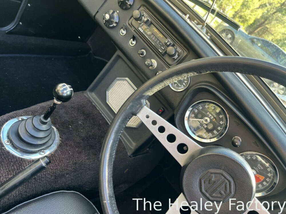 1971 MG MGB MK II 4 SP MAN + OVERDRIVE 2D CONVERTIBLE