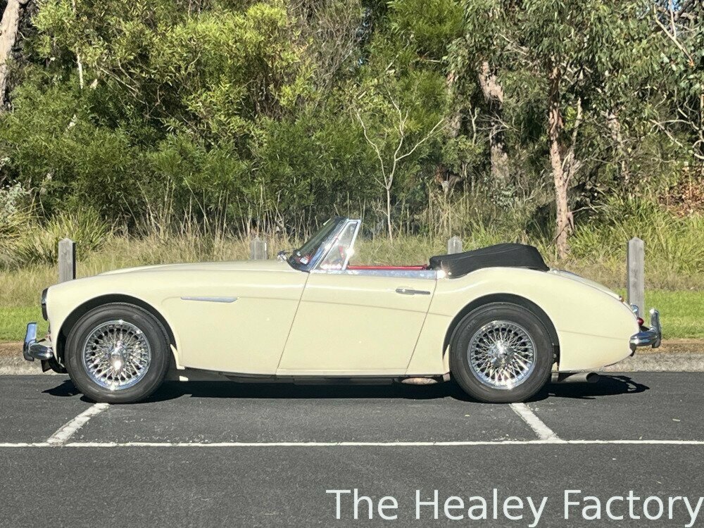 1963 AUSTIN HEALEY 3000 MK II BJ7 4 SP MAN + OVERDRIVE 2D CABRIOLET