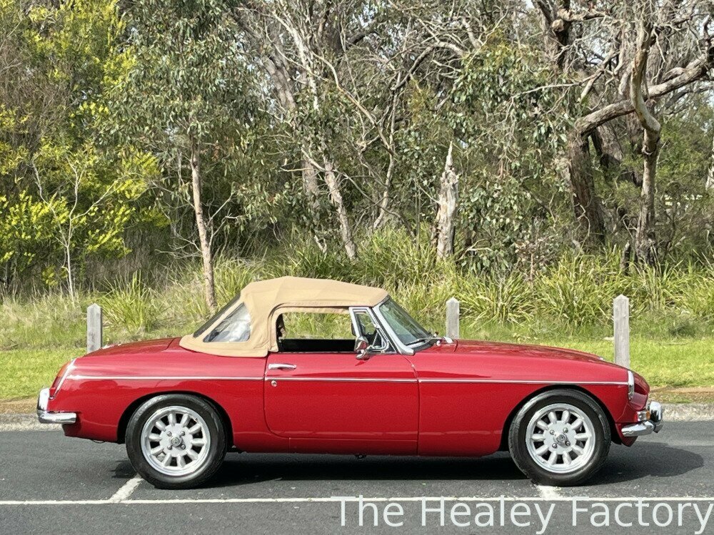 1964 MG MGB 5 SP MANUAL 2D ROADSTER