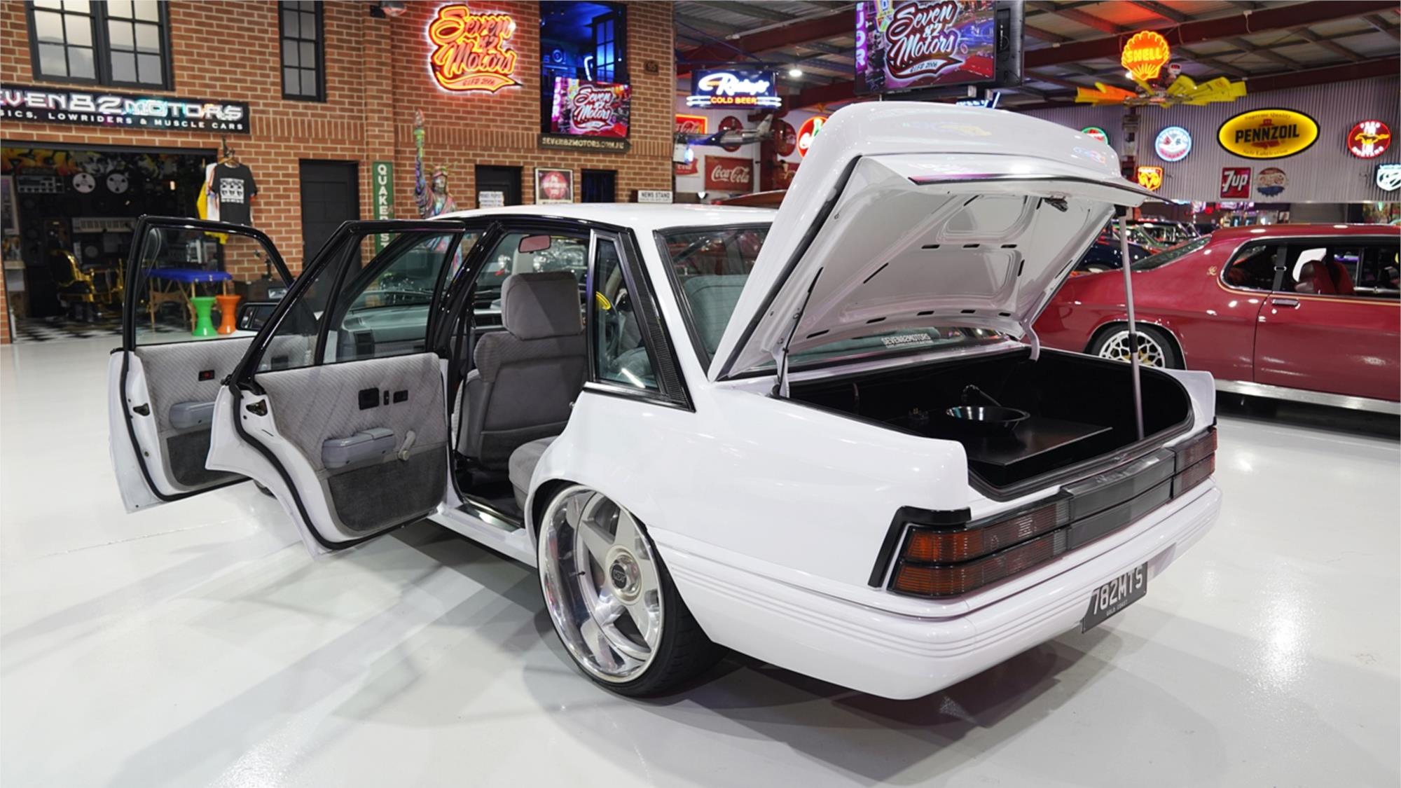1988 HOLDEN COMMODORE VL AUTOMATIC SEDAN