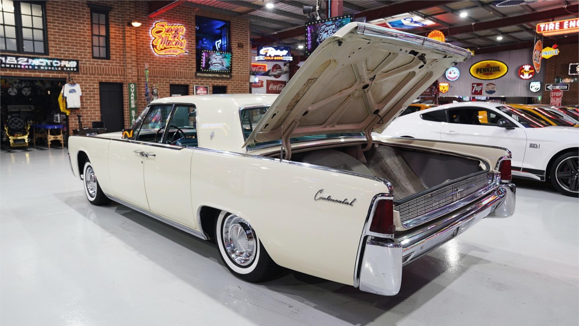 1962 LINCOLN CONTINENTAL AUTOMATIC SEDAN