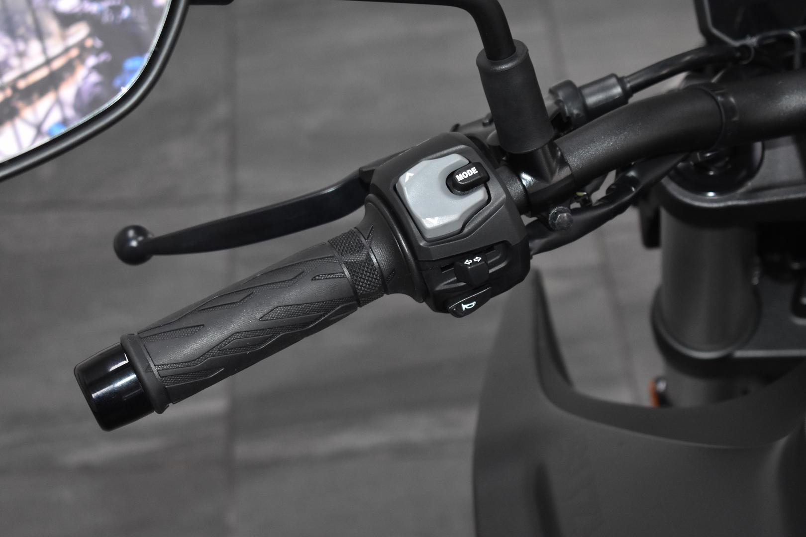 2025 SUZUKI GSX-8S ROAD