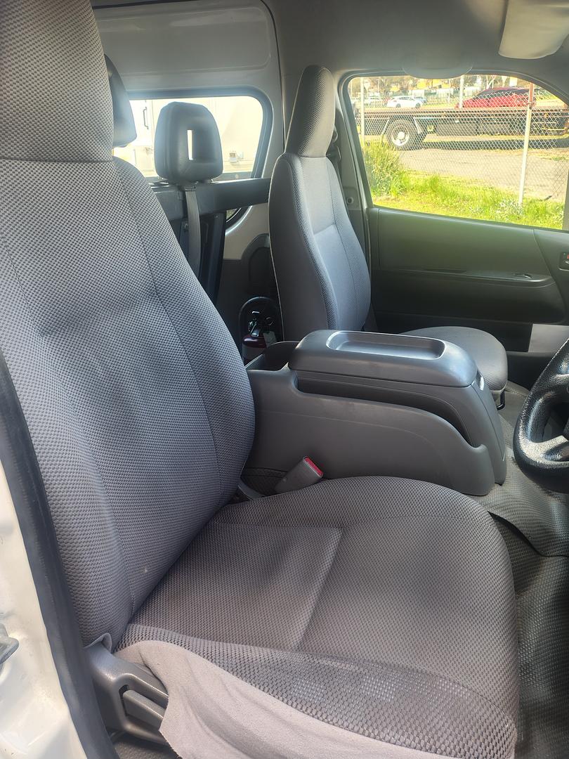 2009 TOYOTA HIACE KDH223R MY07 UPGRADE COMMUTER 5 SP MANUAL BUS