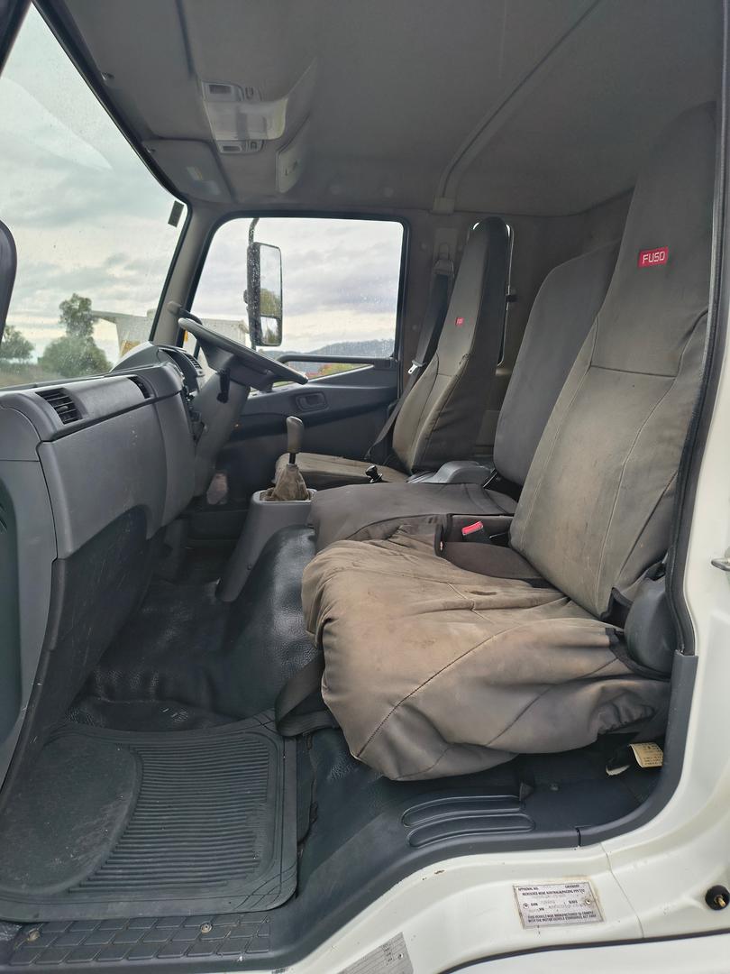 2015 MITSUBISHI FUSO FIGHTER 1424 LWB 6 SP MANUAL BEAVERTAIL SERVICE TRUCK
