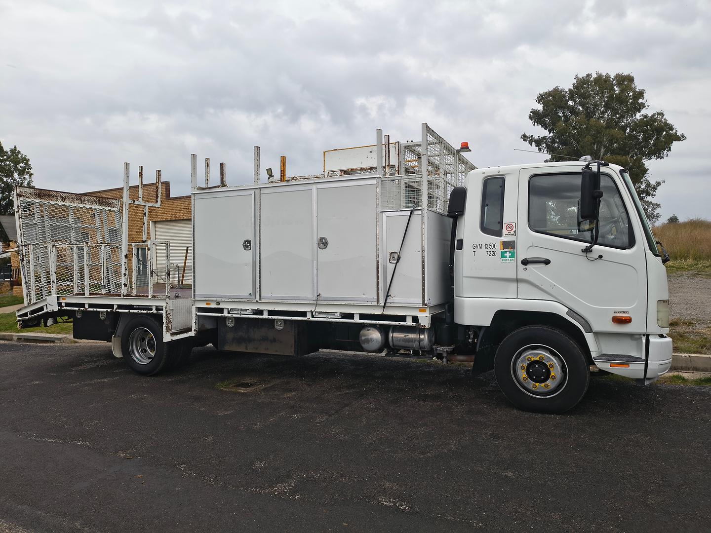 2015 MITSUBISHI FUSO FIGHTER 1424 LWB 6 SP MANUAL BEAVERTAIL SERVICE TRUCK