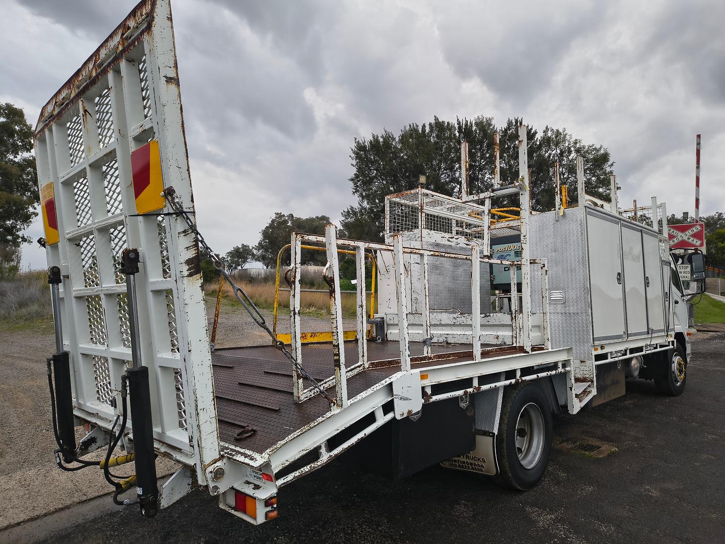2015 MITSUBISHI FUSO FIGHTER 1424 LWB 6 SP MANUAL BEAVERTAIL SERVICE TRUCK