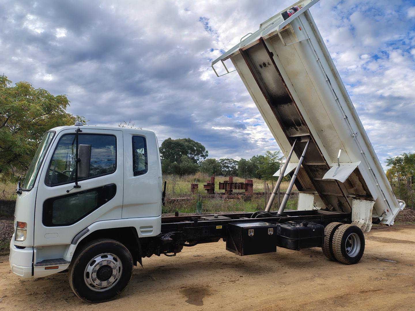2009 MITSUBISHI FUSO FIGHTER FK62F FK600 TIPPER