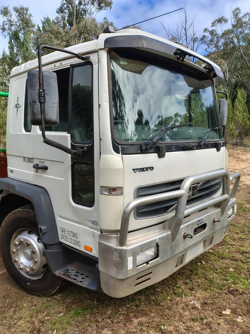 2002 VOLVO FL6 250 (6x4) 9 SP MANUAL C/CHAS