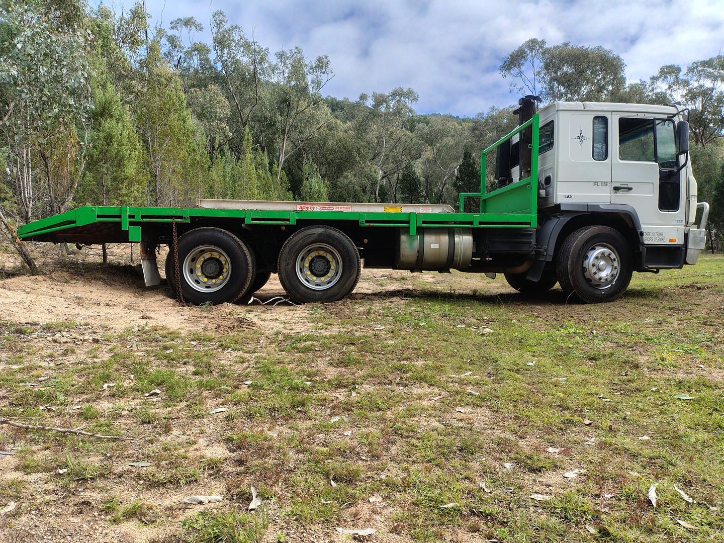 2002 VOLVO FL6 250 (6x4) 9 SP MANUAL C/CHAS