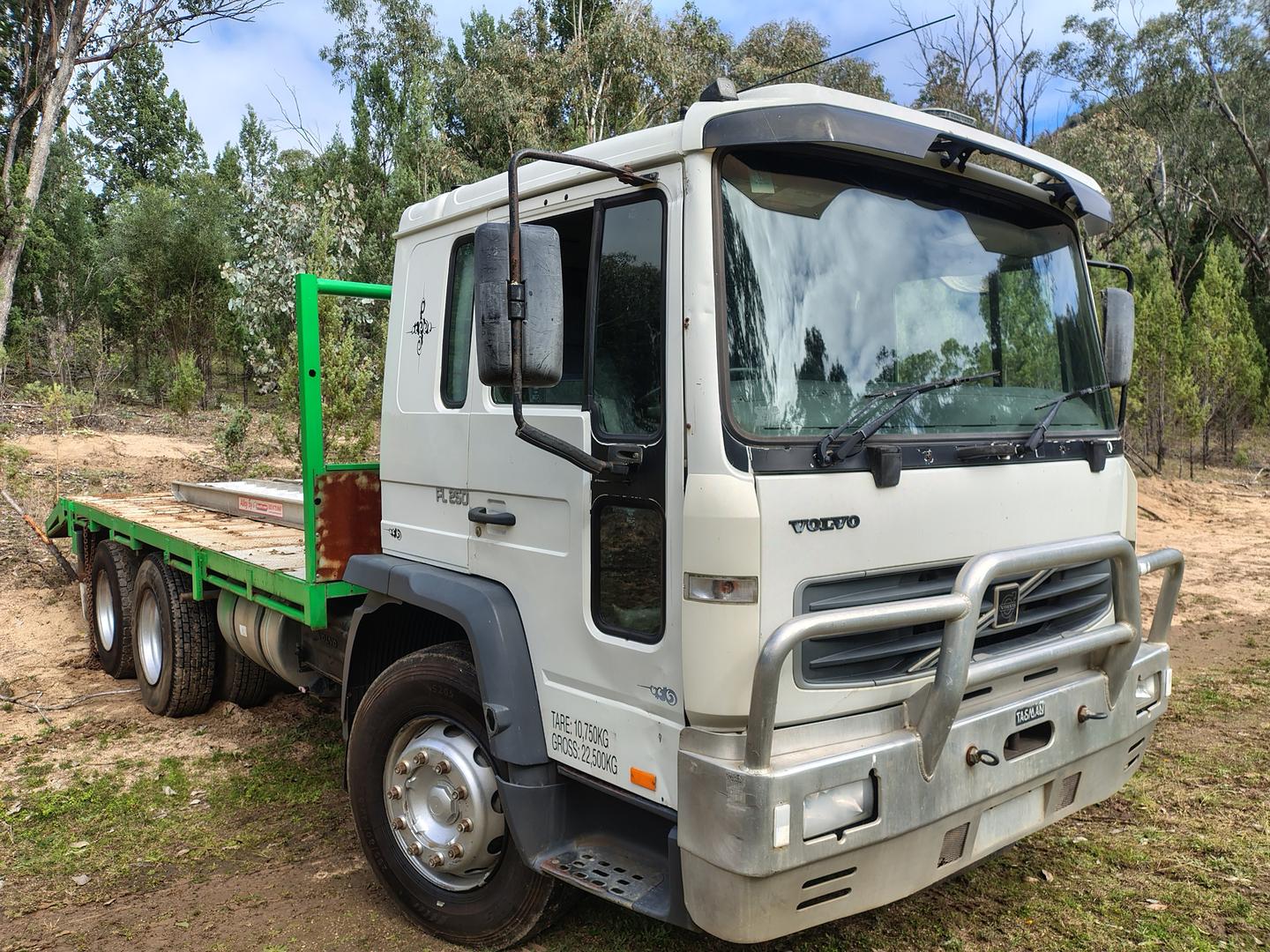 2002 VOLVO FL6 250 (6x4) 9 SP MANUAL C/CHAS