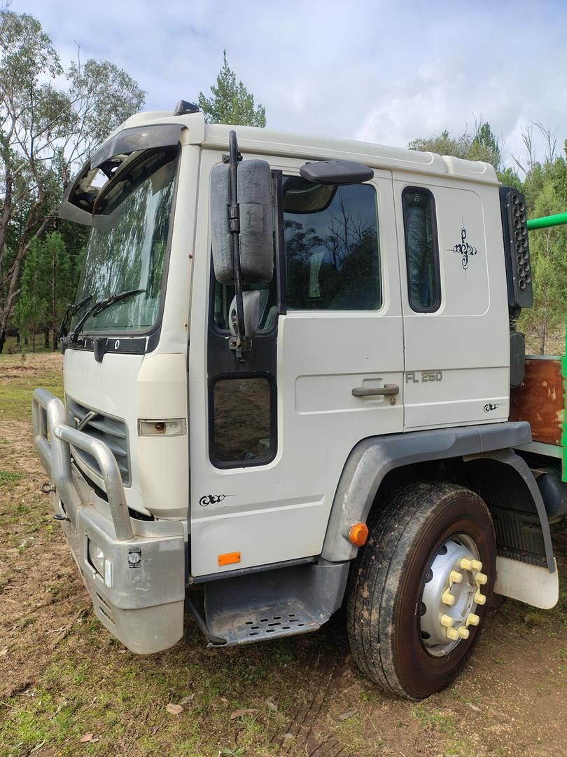 2002 VOLVO FL6 250 (6x4) 9 SP MANUAL C/CHAS