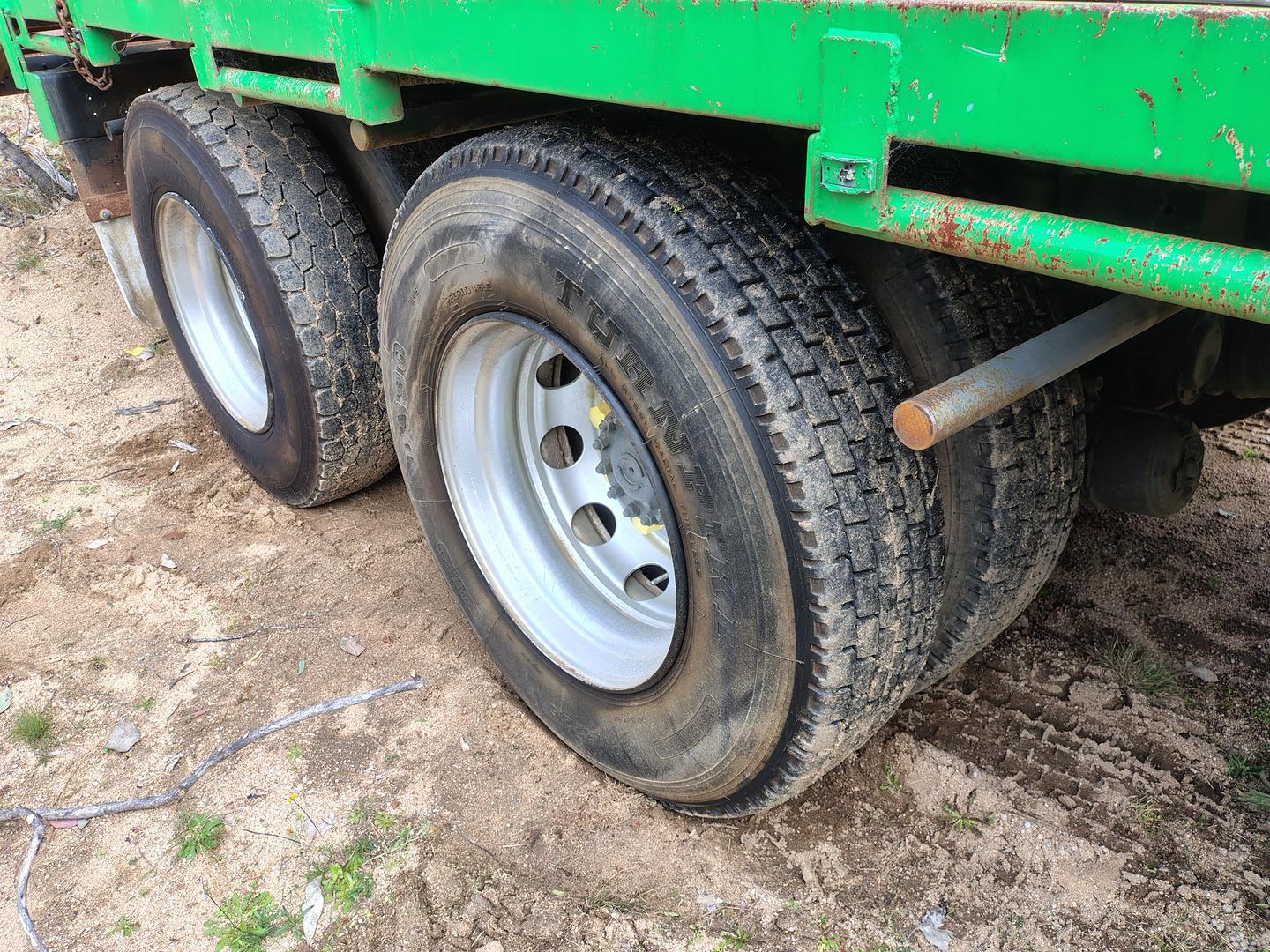 2002 VOLVO FL6 250 (6x4) 9 SP MANUAL C/CHAS