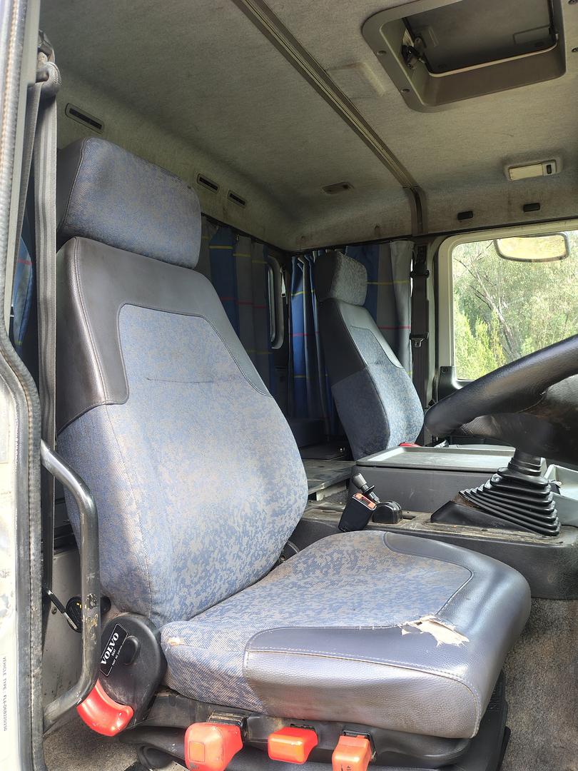 2002 VOLVO FL6 250 (6x4) 9 SP MANUAL C/CHAS