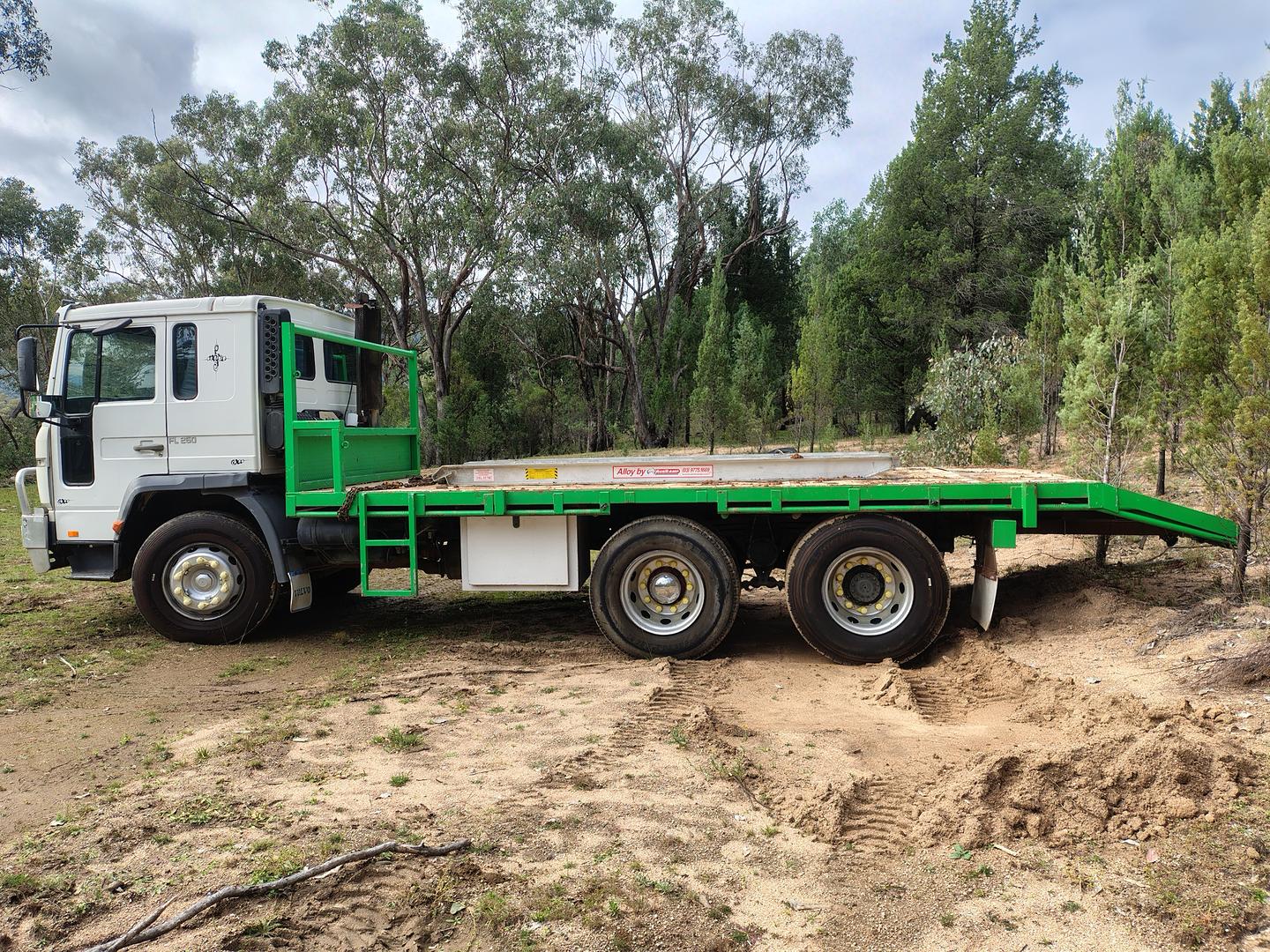2002 VOLVO FL6 250 (6x4) 9 SP MANUAL C/CHAS