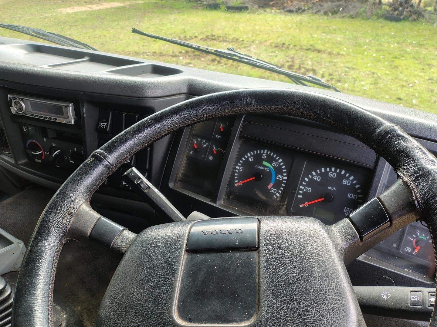 2002 VOLVO FL6 250 (6x4) 9 SP MANUAL C/CHAS