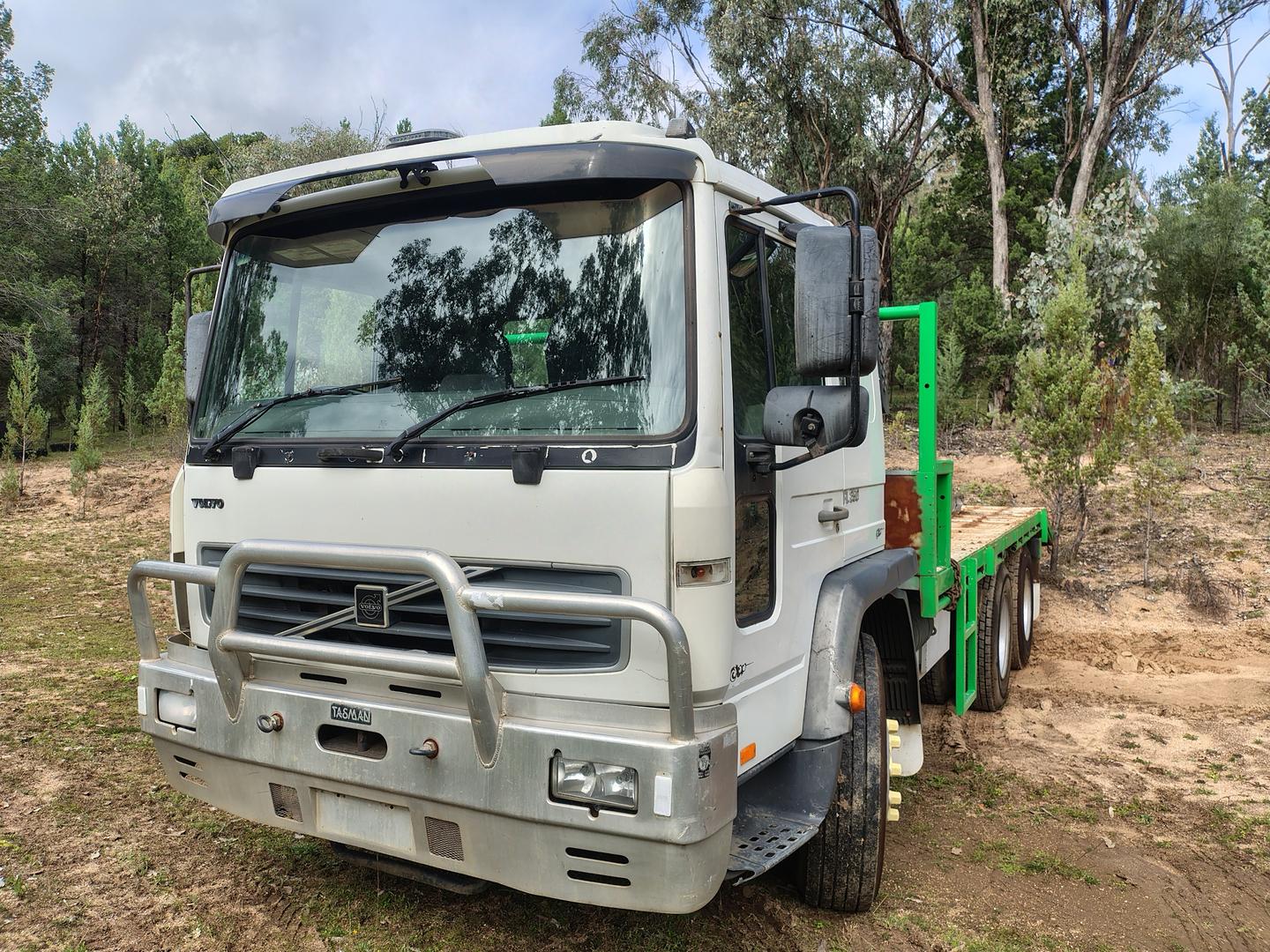 2002 VOLVO FL6 250 (6x4) 9 SP MANUAL C/CHAS