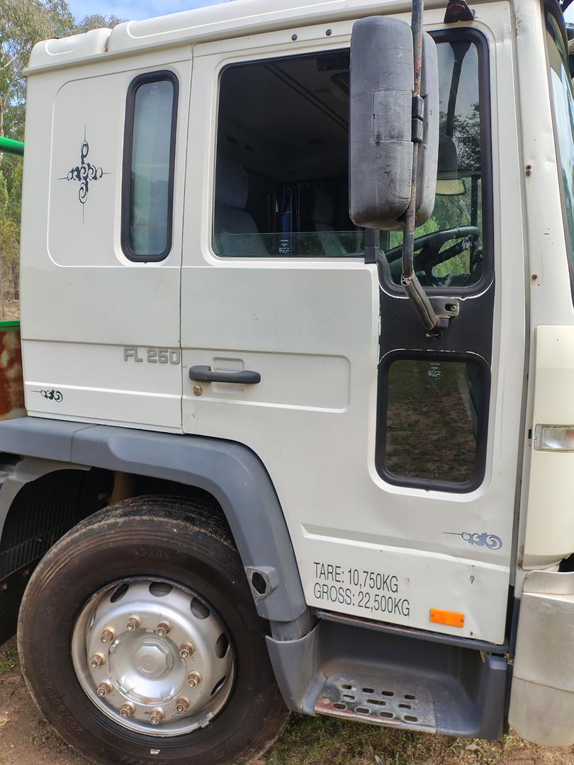2002 VOLVO FL6 250 (6x4) 9 SP MANUAL C/CHAS