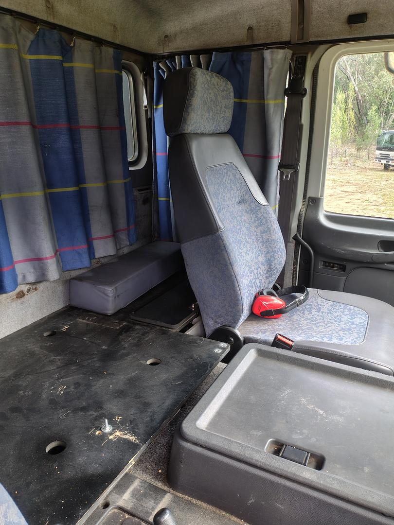 2002 VOLVO FL6 250 (6x4) 9 SP MANUAL C/CHAS