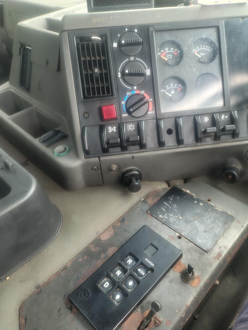 1999 VOLVO FL7 ES 260 (8x4) 9 SP MANUAL C/CHAS