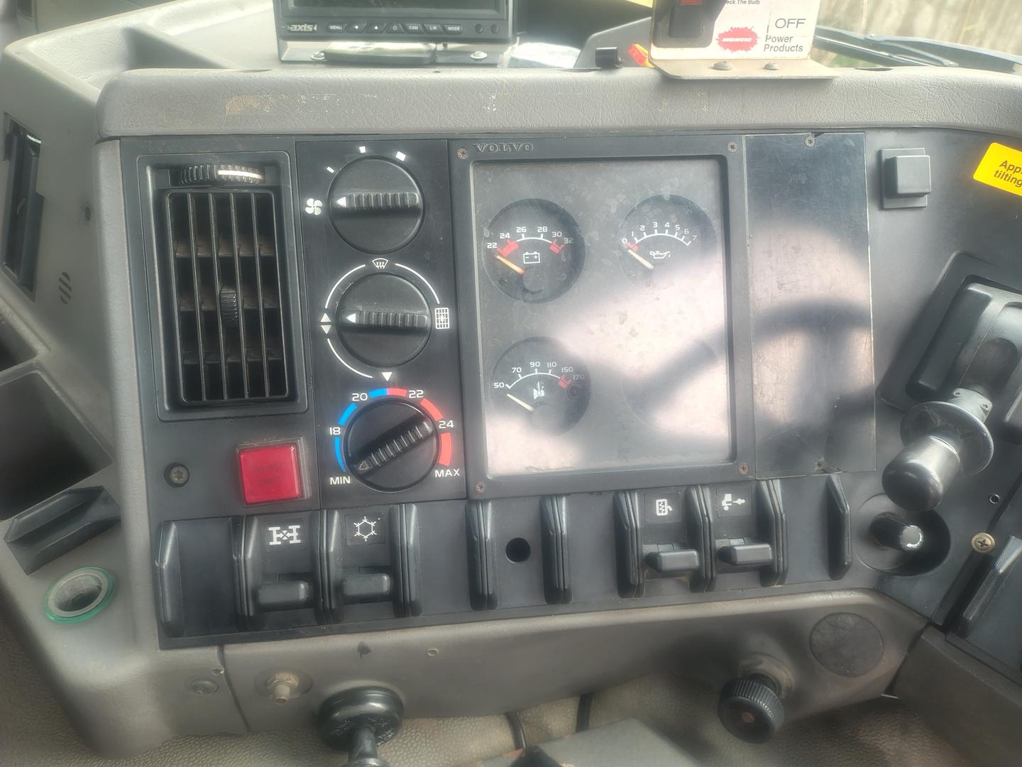 1999 VOLVO FL7 ES 260 (8x4) 9 SP MANUAL C/CHAS