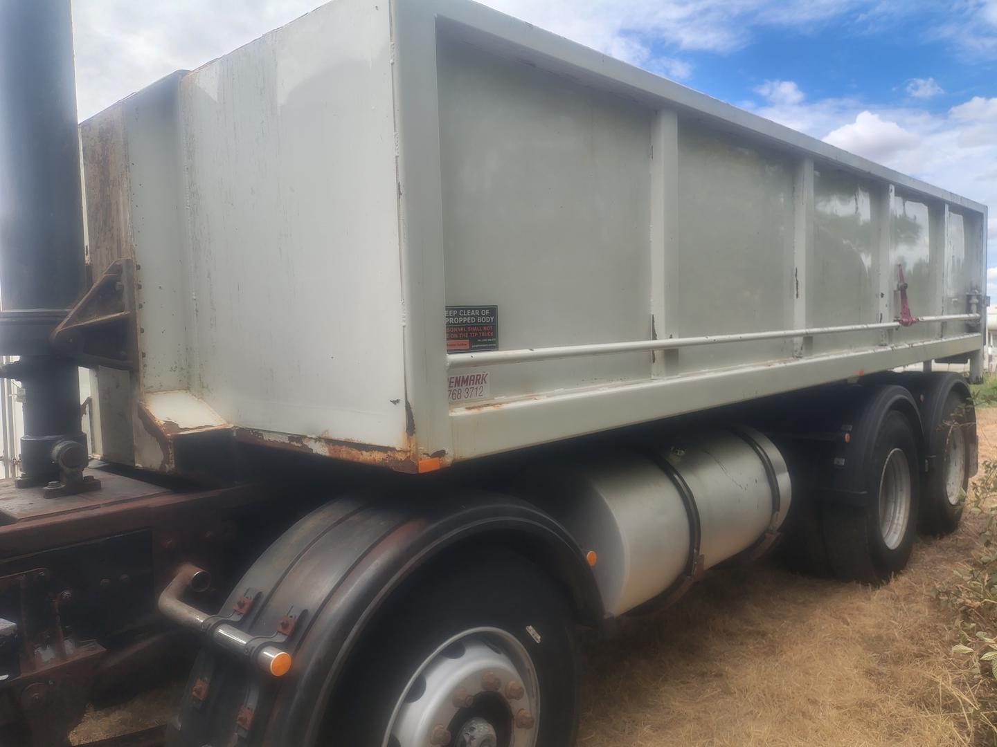 1999 VOLVO FL7 ES 260 (8x4) 9 SP MANUAL C/CHAS