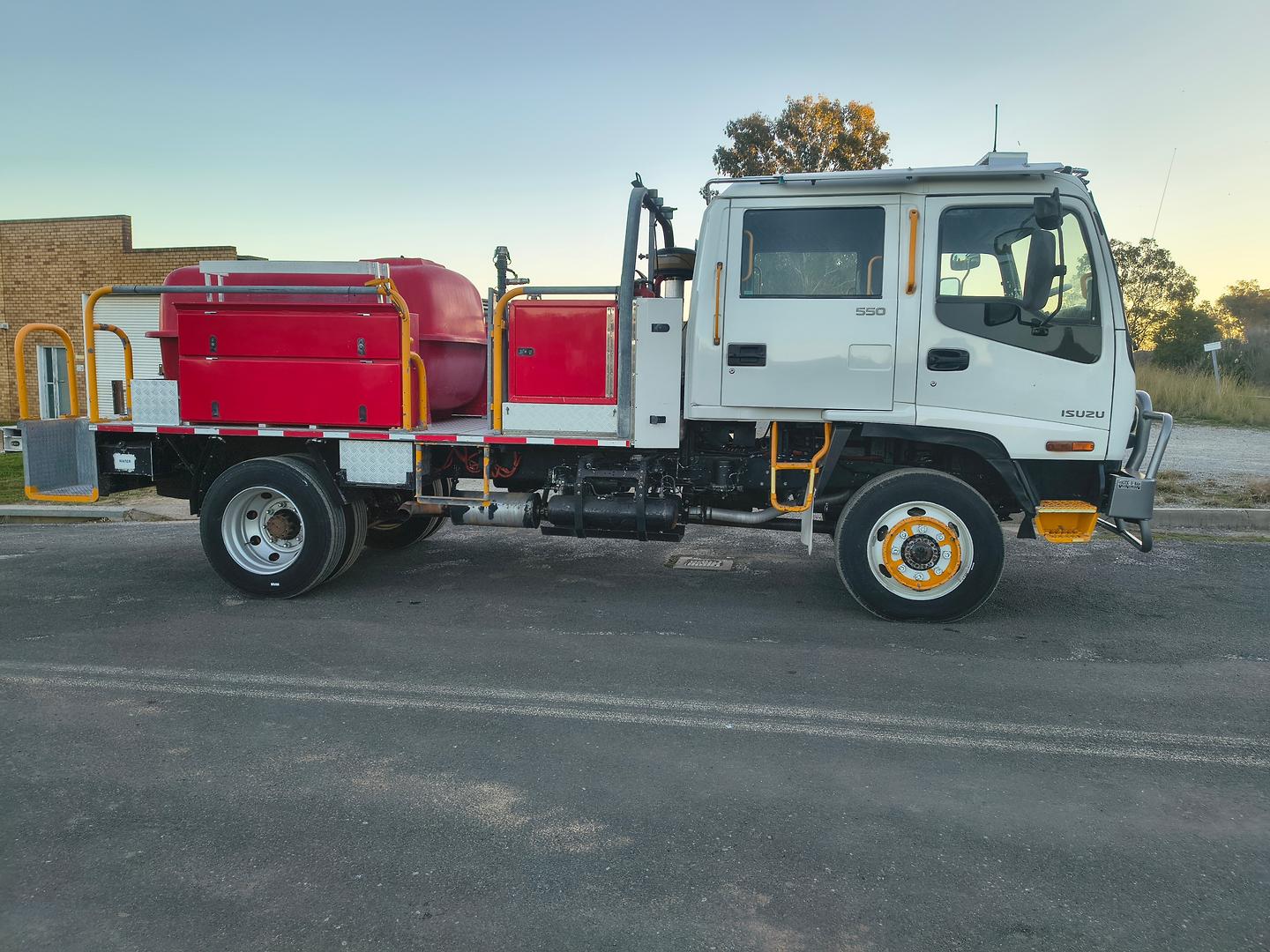 2006 ISUZU FSS F3 550 (4x4) 6 SP MANUAL CREW C/CHAS