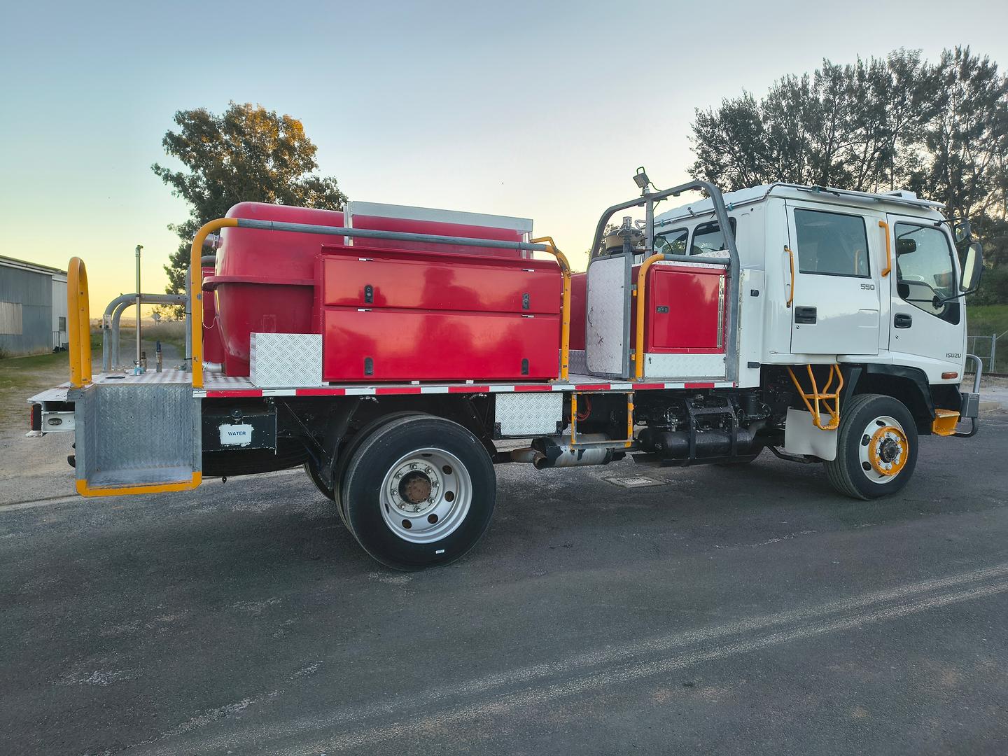 2006 ISUZU FSS F3 550 (4x4) 6 SP MANUAL CREW C/CHAS