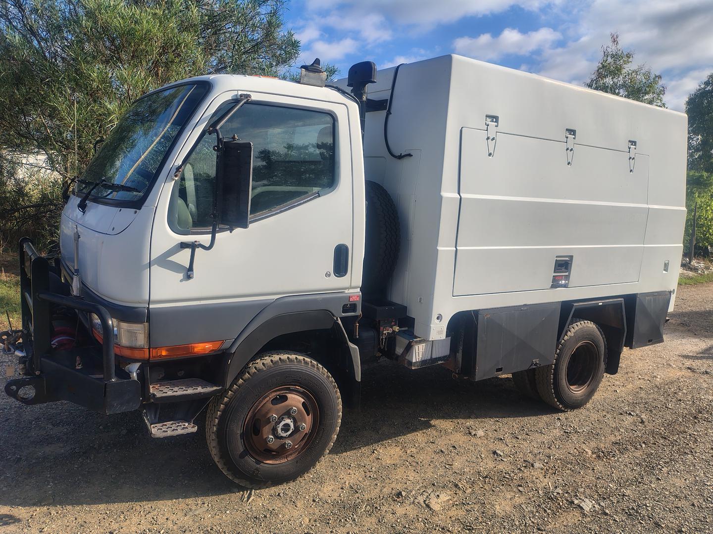 2000 MITSUBISHI CANTER 500/600 TRUCK
