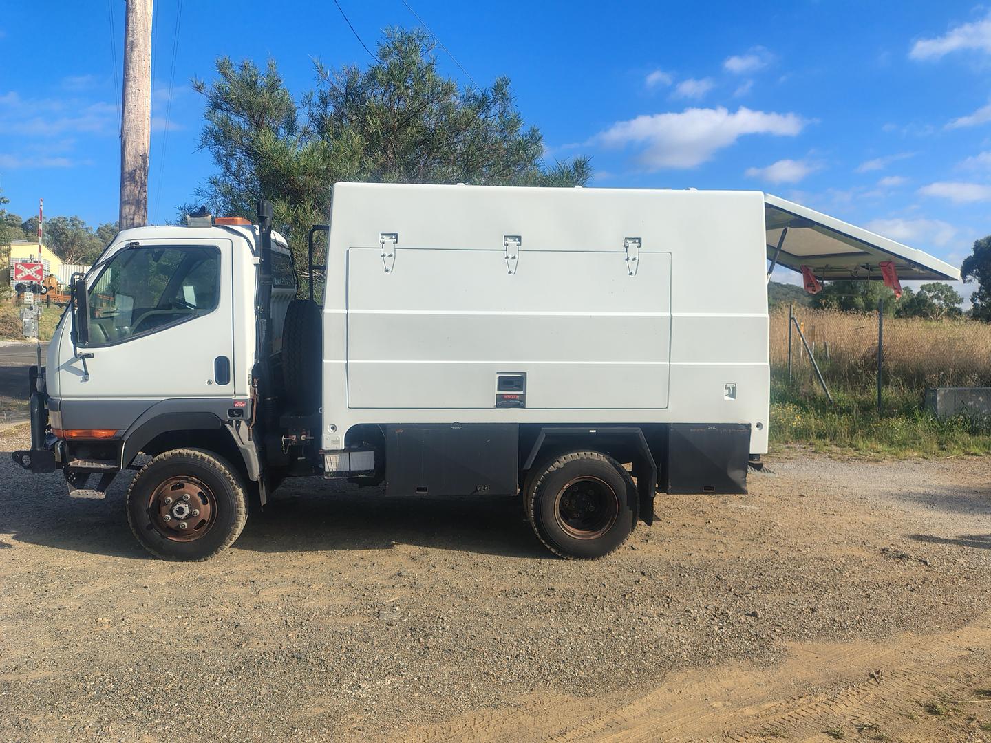 2000 MITSUBISHI CANTER 500/600 TRUCK