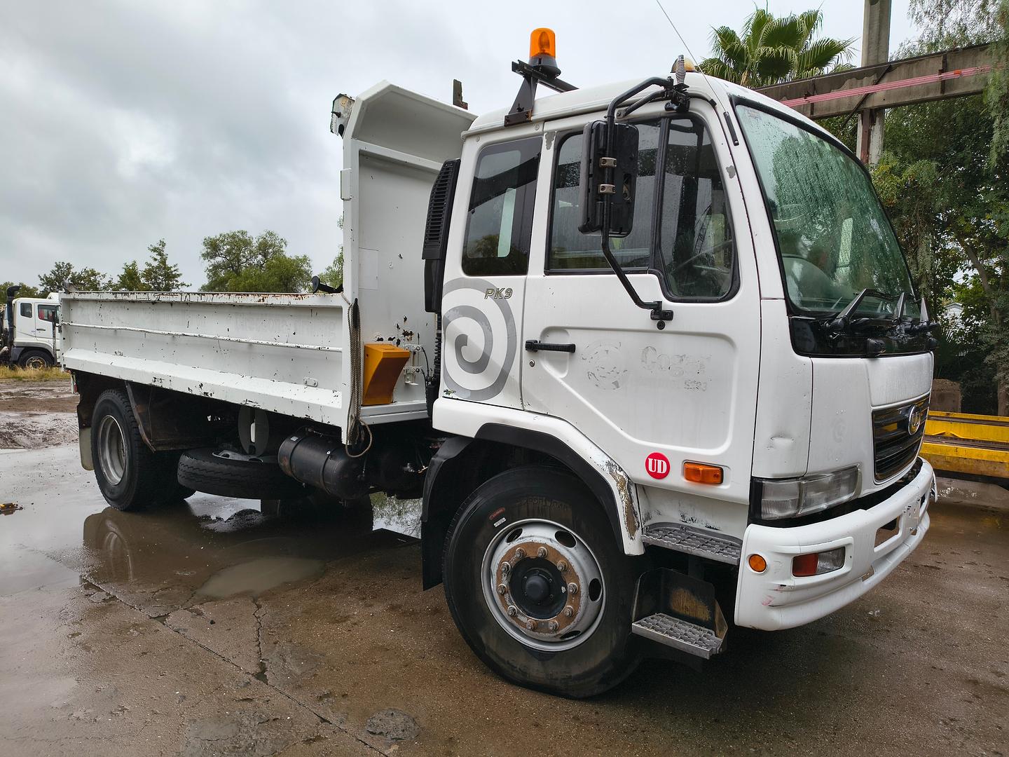 2009 UD PK PKC37A 9 (LONG) 6 SP MANUAL C/CHAS