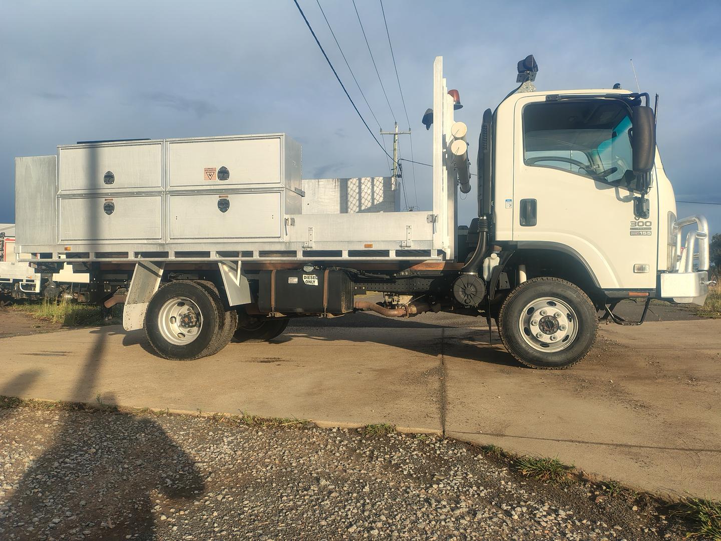2009 ISUZU NPS NH 300 (4x4) 6 SP MANUAL C/CHAS