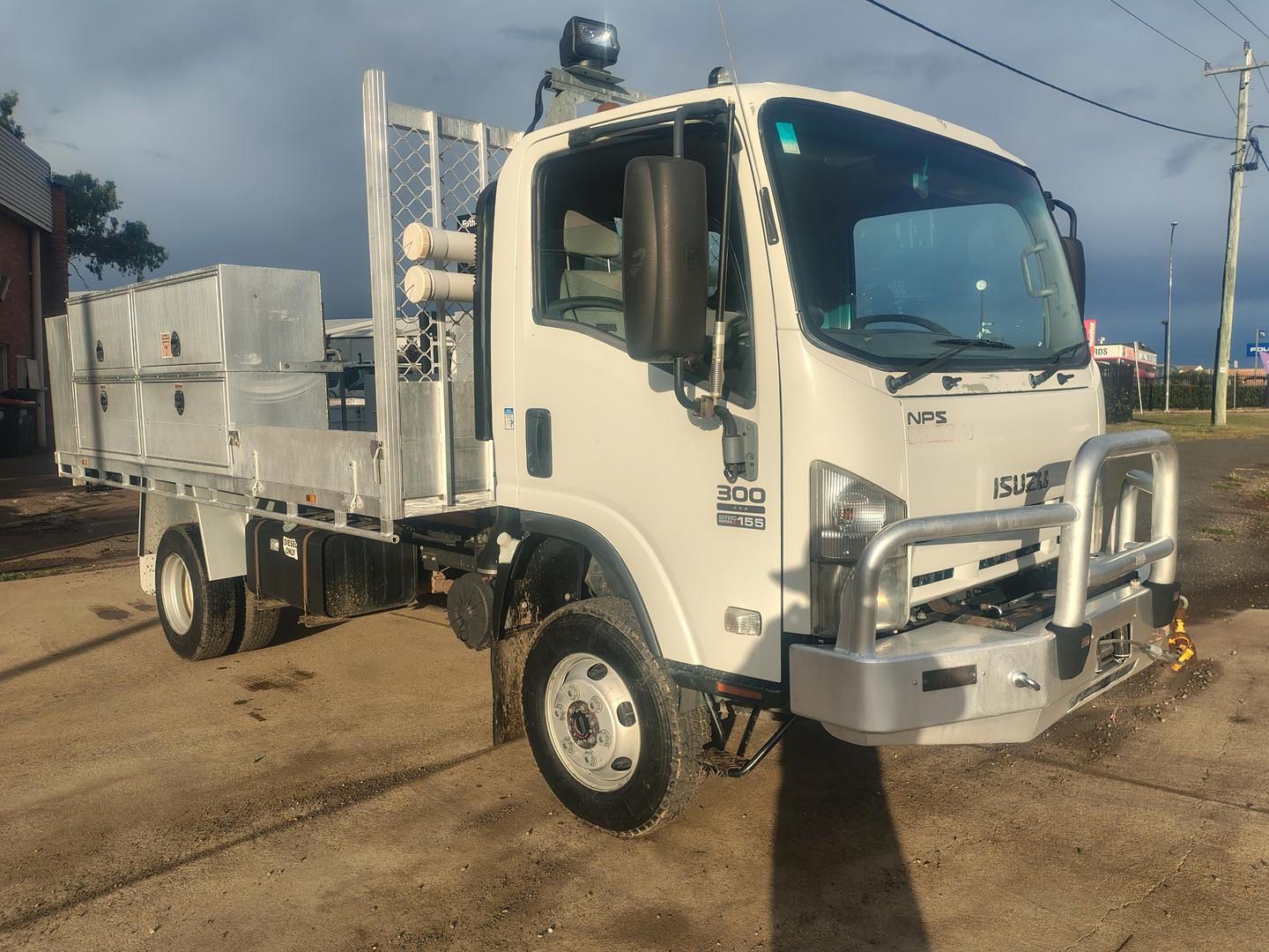 2009 ISUZU NPS NH 300 (4x4) 6 SP MANUAL C/CHAS