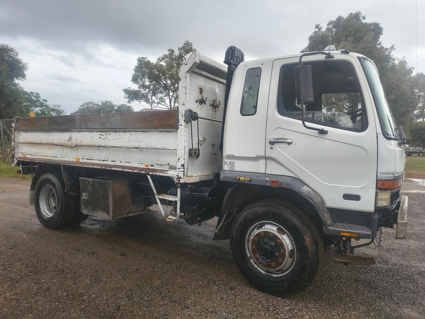 1999 MITSUBISHI FIGHTER FK FK600 5 SP MANUAL TIPPER