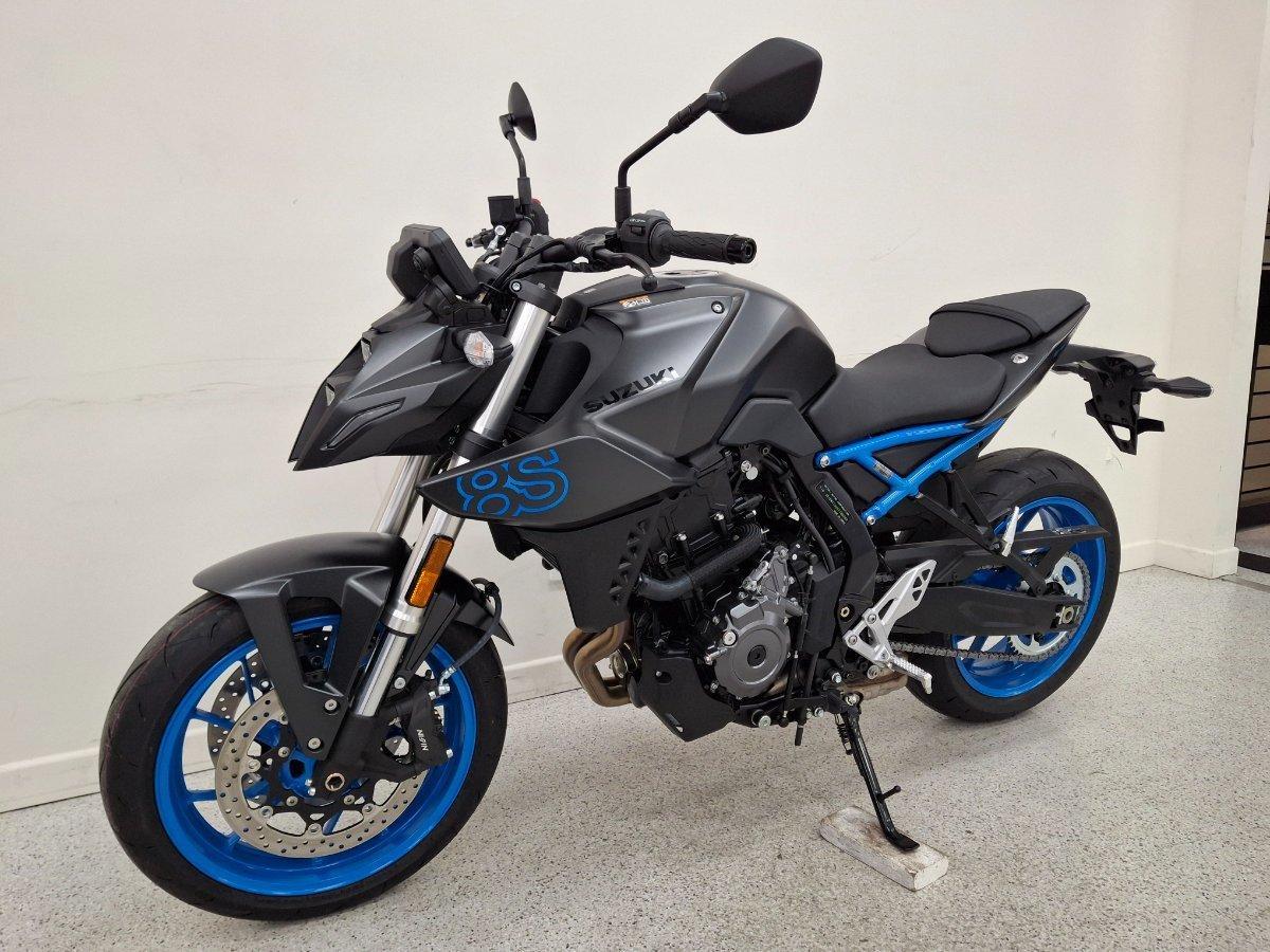 2025 SUZUKI GSX-8S ROAD