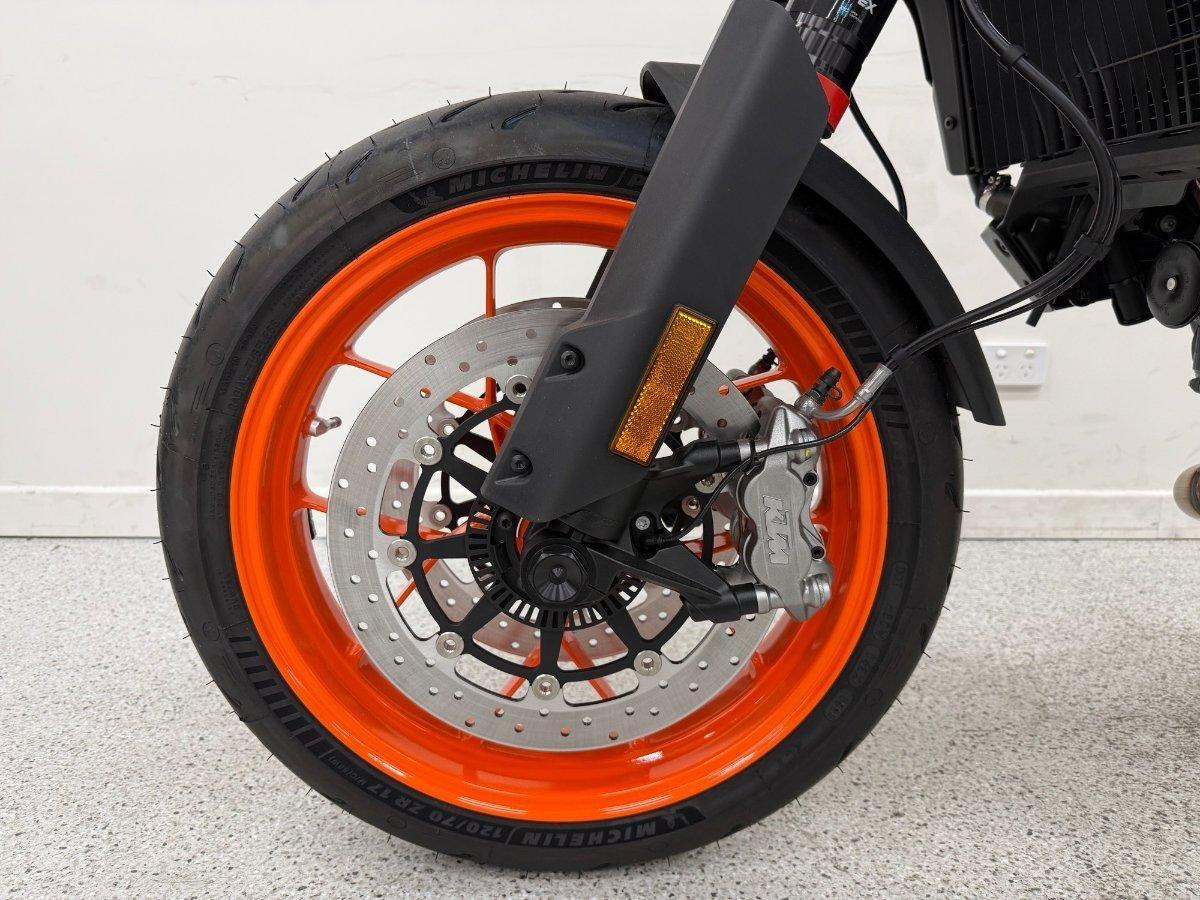 2024 KTM 890 SM-T SPORTS