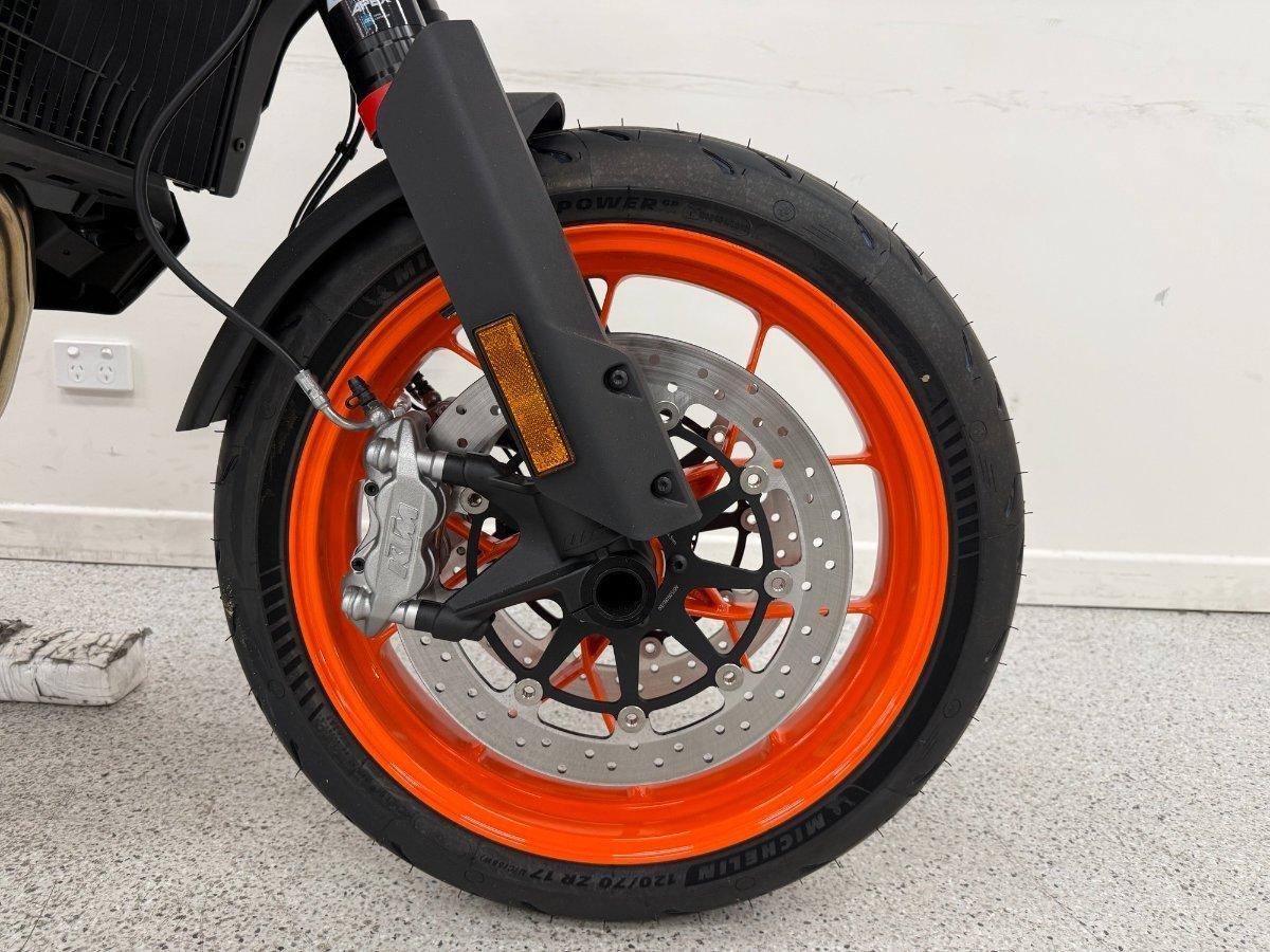 2024 KTM 890 SM-T SPORTS