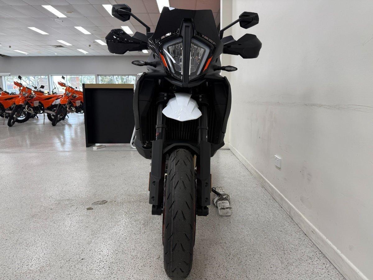 2024 KTM 890 SM-T SPORTS