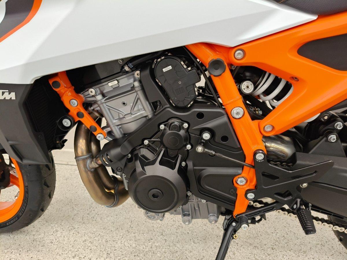 2026 KTM 990 DUKE R ROAD