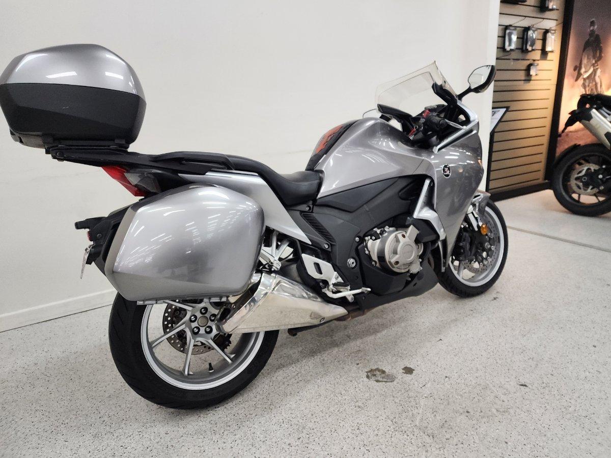 2010 HONDA VFR1200F ROAD