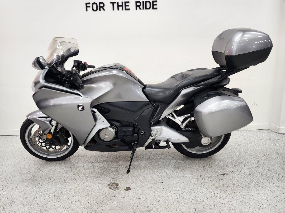 2010 HONDA VFR1200F ROAD